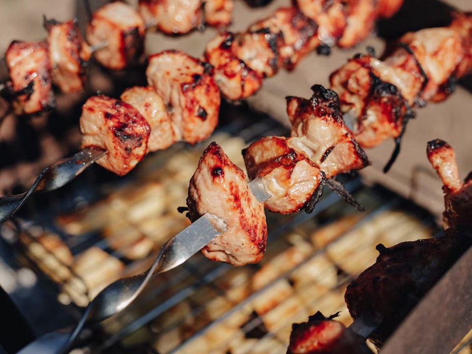 Шашлыки на майские: маринады на скорую руку для сочного мяса