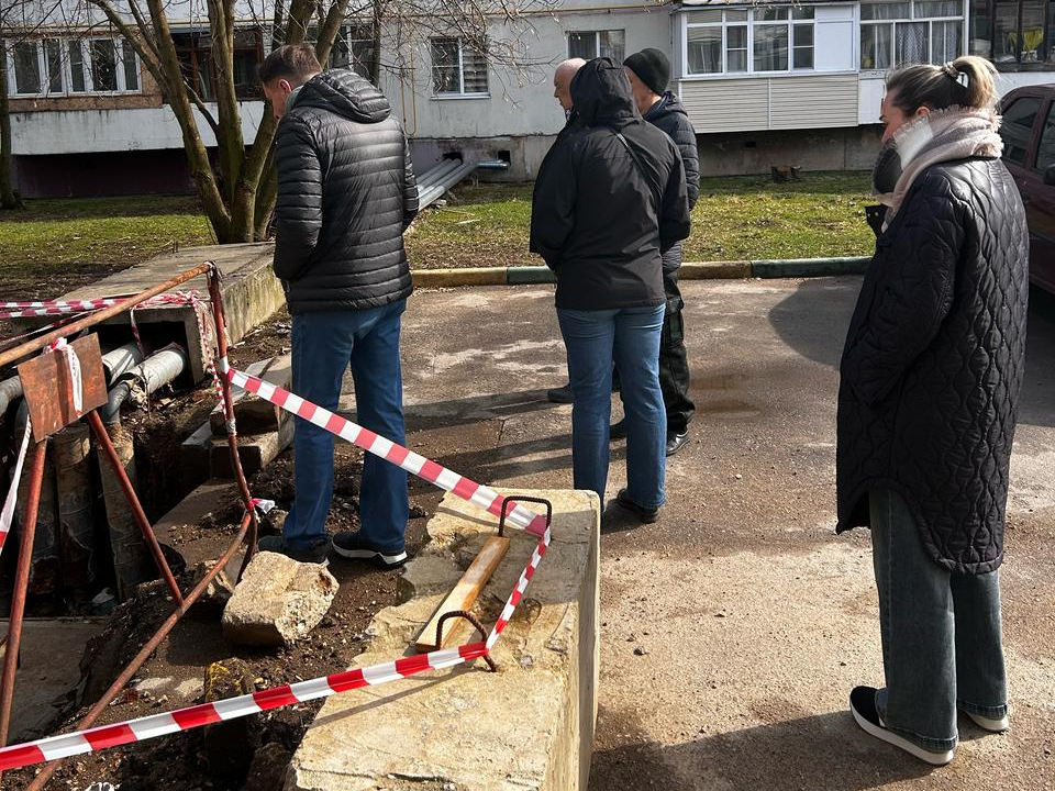 Двухметровую яму в Атепцевском дворе заделают до 14 апреля