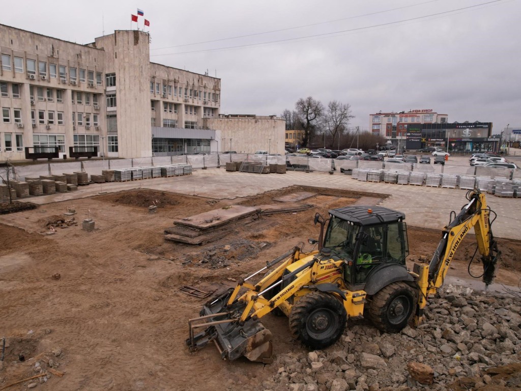 На площади Рузы меняют плитку и бордюры перед установкой стелы