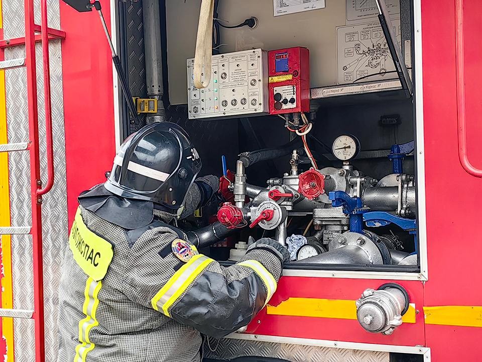 Экстренные службы работают на месте пожара в Серпухове