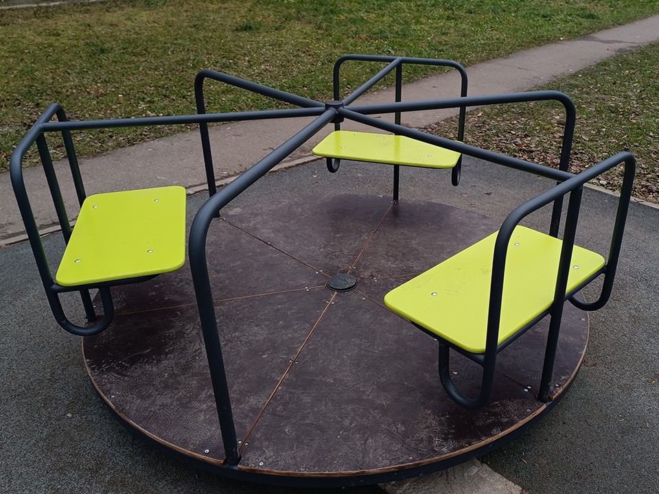 Карусели на детской площадке на улице Горького вернули недостающие детали