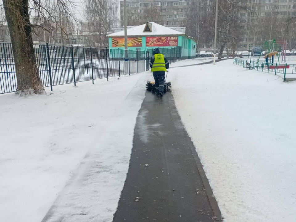 Коммунальщики в Дмитрове расчищают город после мощного циклона «Зион»