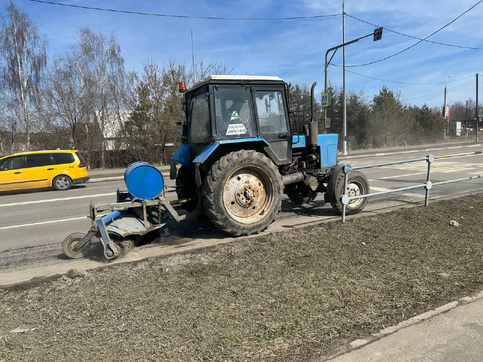 В Домодедове начали убирать улицы от грязи и пыли