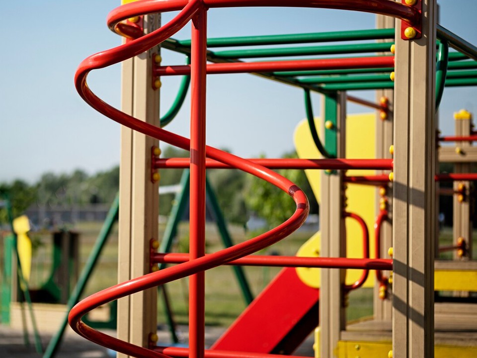 Торчащие шурупы на детской площадке в парке Победы убрали по просьбам жителей