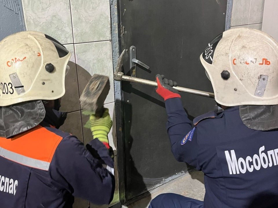 Спасатели Волоколамска помогли жильцам зайти в квартиру со спящим ребенком