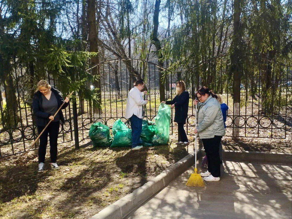 Сила единства: более 200 сотрудников Видновской больницы приняли участие в субботнике