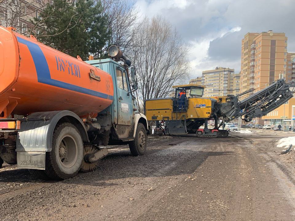 В Лосино-Петровском приступили к первой волне ремонта дорог
