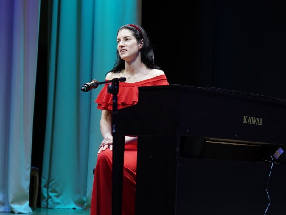 Музыкальные хиты из кино исполнила пианистка из Пущина