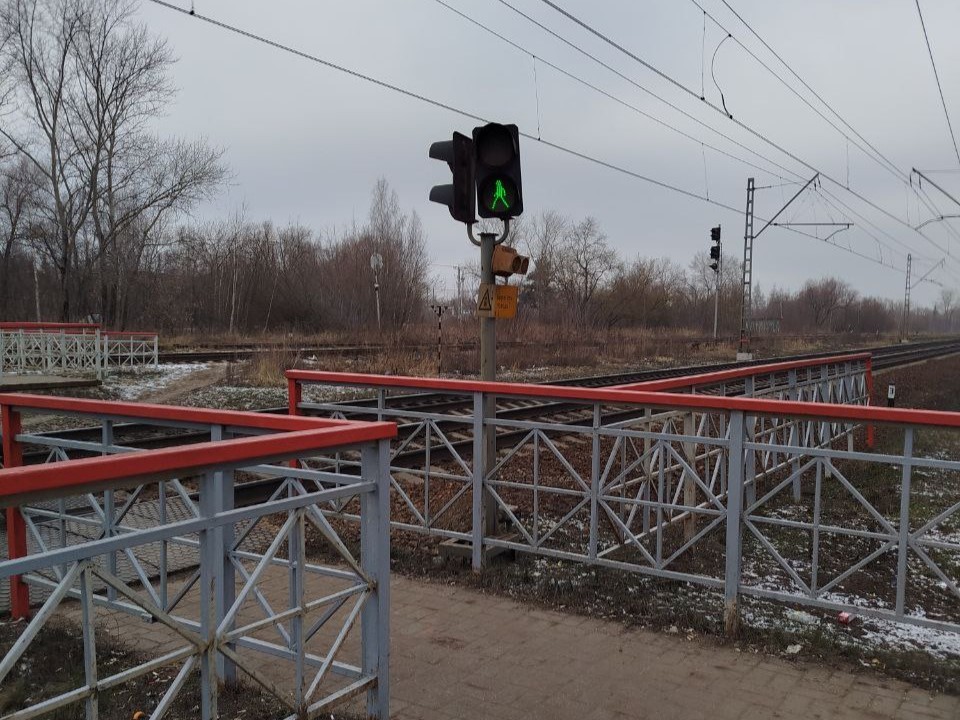 Подростки с самокатом перебежали на красный свет ж/д пути на Москворецкой