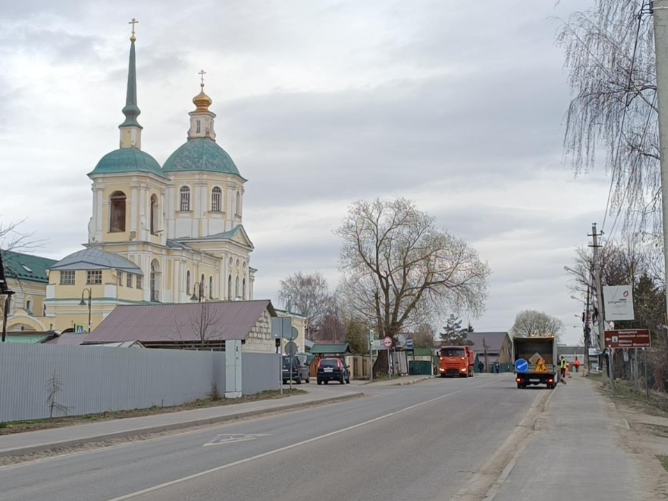 Дорожники очистили от пыли и мусора дорогу к храму в микрорайоне Восточный
