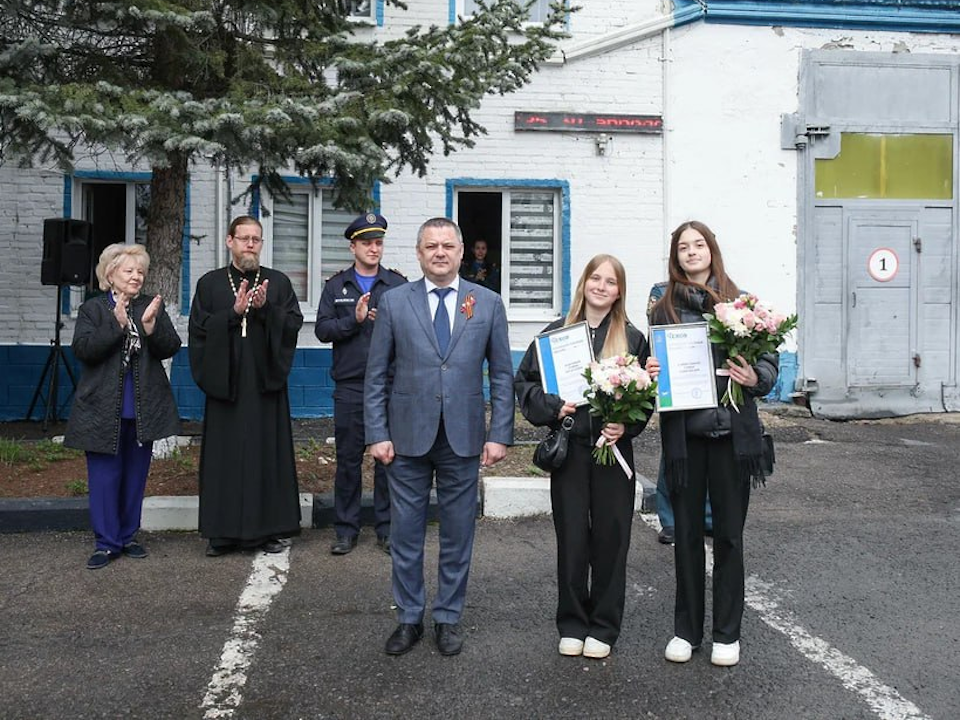 В Чехове наградили школьниц, которые помогли разыскать заблудившегося пенсионера
