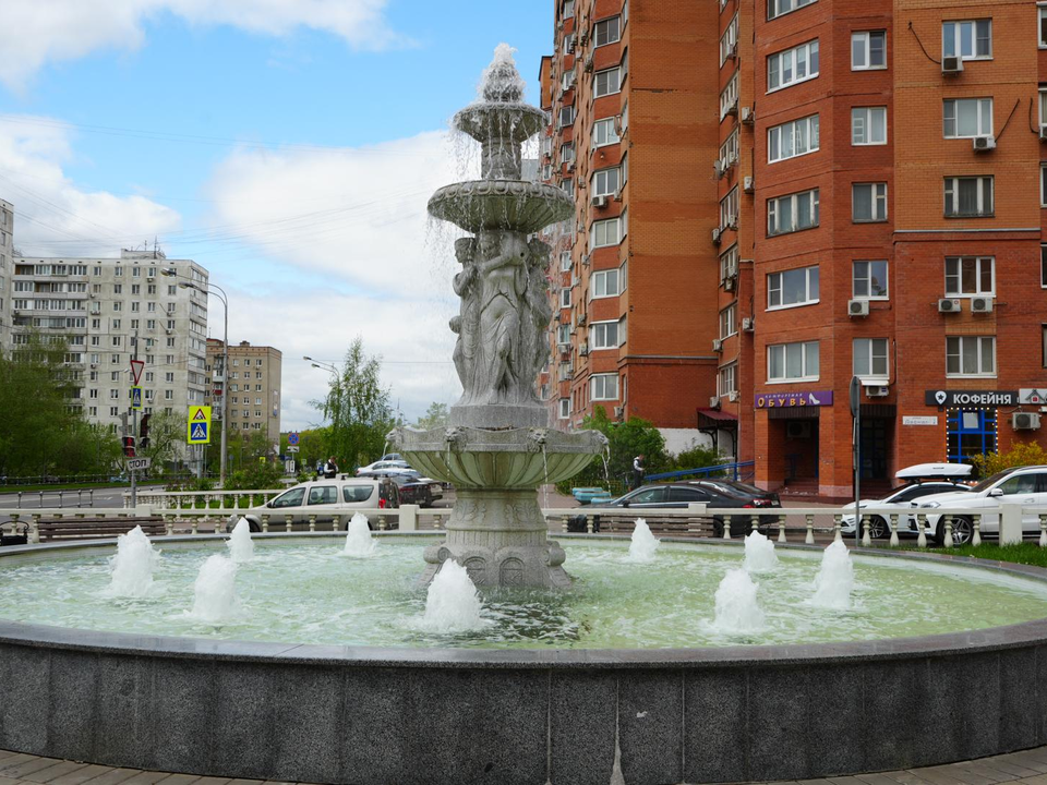 В Дзержинском на улице Лесной включили городской фонтан