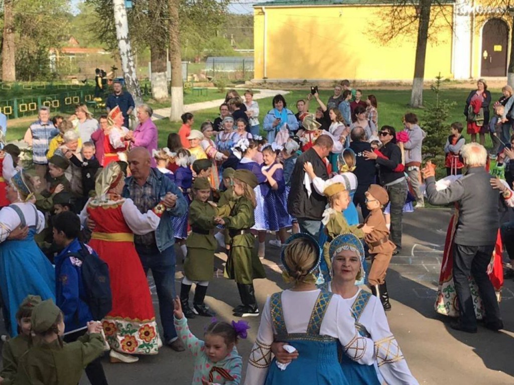Сотрудники Вербилковского ДК инсценируют в деревнях праздник Победы 1945 года