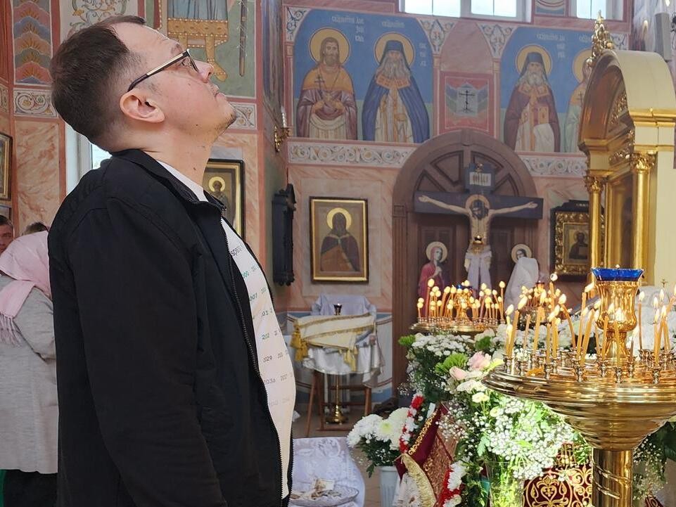 Живые розы и хризантемы украсили храм в Мамонтовке к Пасхе