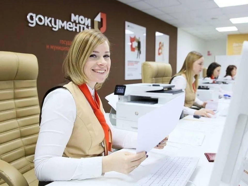 Работники МФЦ Балашихи спасли бабушку от мошенников