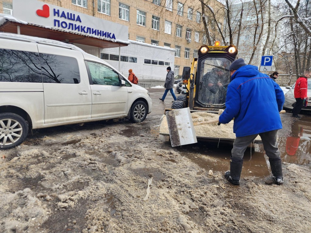 Во Фрязине коммунальщики расчистили дорожки к медицинским учреждениям