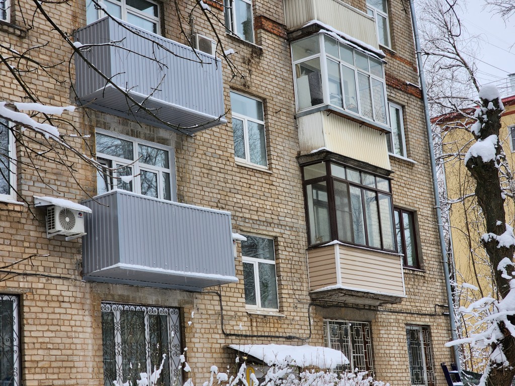 Подростки закидали снежками балконы и окна дома на улице Спартака