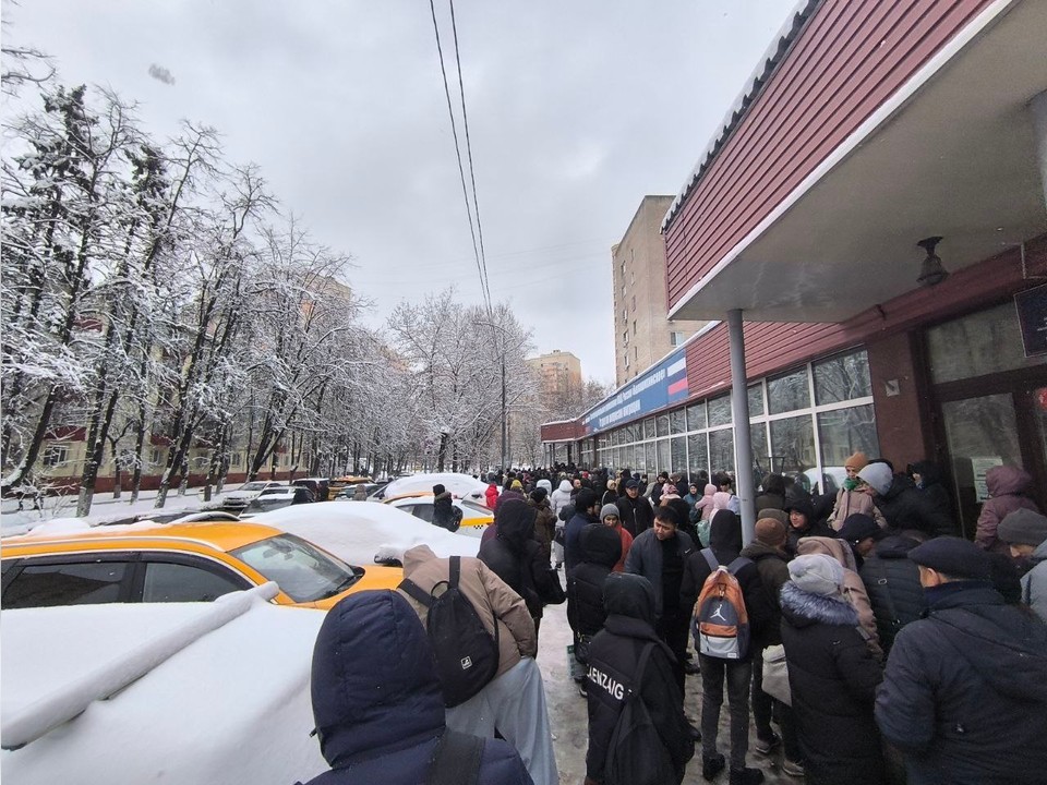 Мигранты с ночи выстраиваются в очередь, чтобы урегулировать свой правовой статус
