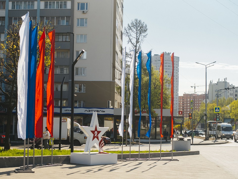 Улицы Пушкино украшают флагами, звездами и победными инсталляциями