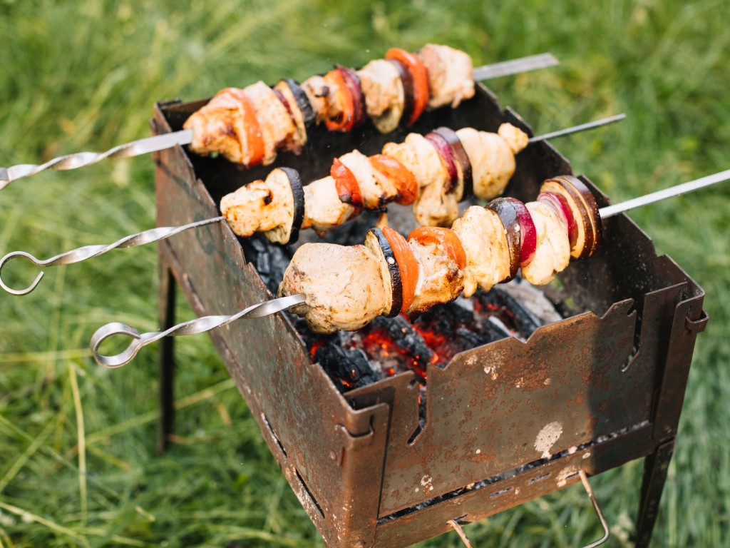 Эксперт посоветовала покупать готовое замаринованное мясо на шашлык для экономии