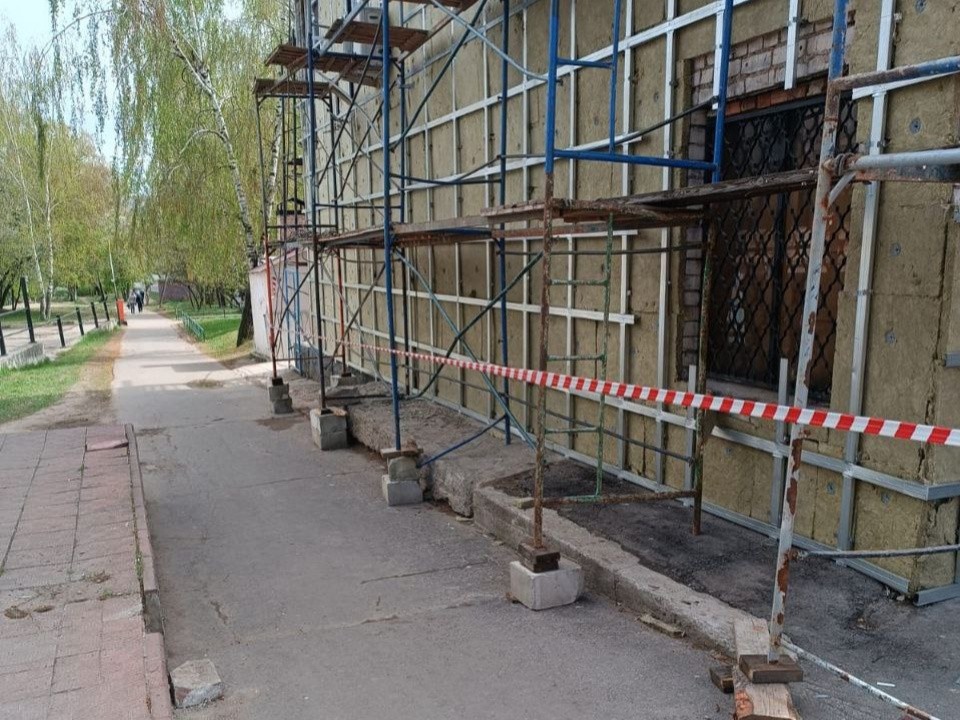 Магазин на Комсомольской огородили лентой для безопасности жителей