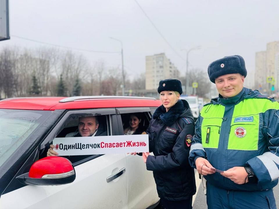 Госавтоинспекторы выяснили, правильно ли пристегиваются мытищинцы в автомашинах