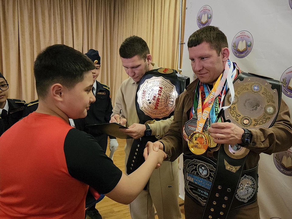 Чемпионы по ММА научили школьников Свердловского защищаться от хулиганов