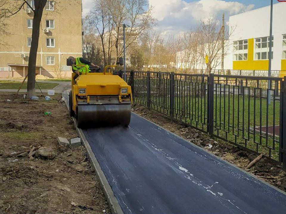 В Электростали заасфальтировали первую «народную тропу» 2025 года