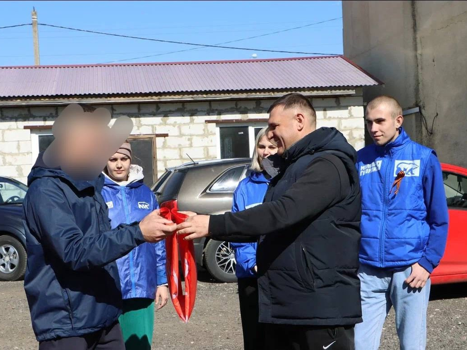 Бойцу СВО из Серебряных Прудов торжественно вручили Знамя Победы