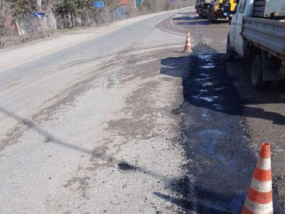 На разбитой самосвалами дороге у Орловки заделали ямы
