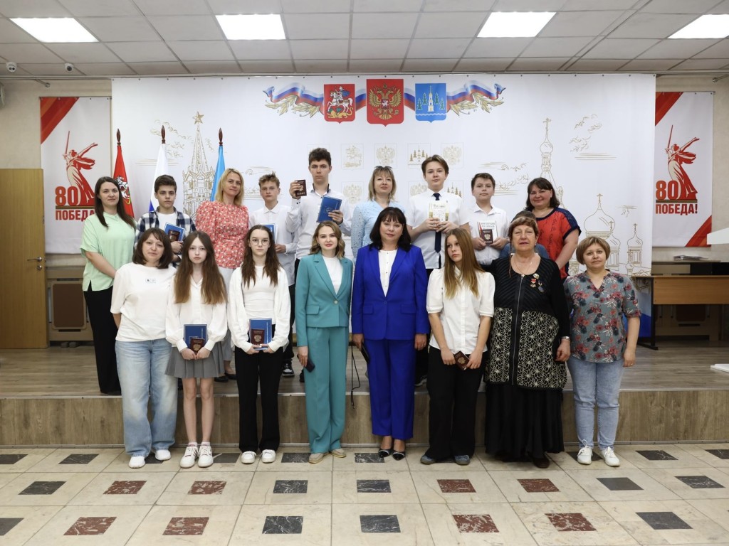 Власти Раменского торжественно вручили 14-летним жителям первые паспорта