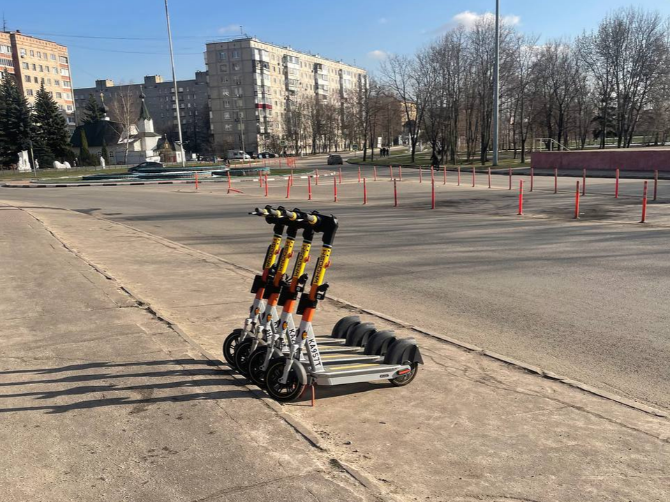 Жители Дзержинского снова могут взять в аренду электросамокаты