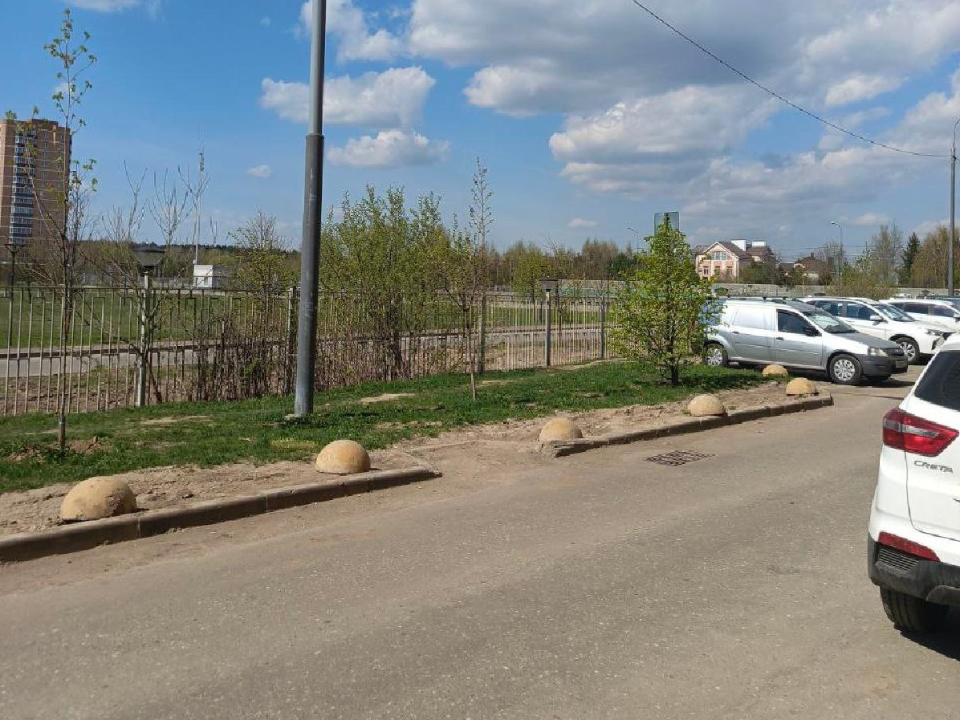 В микрорайоне Супонево установили дополнительные антипарковочные полусферы