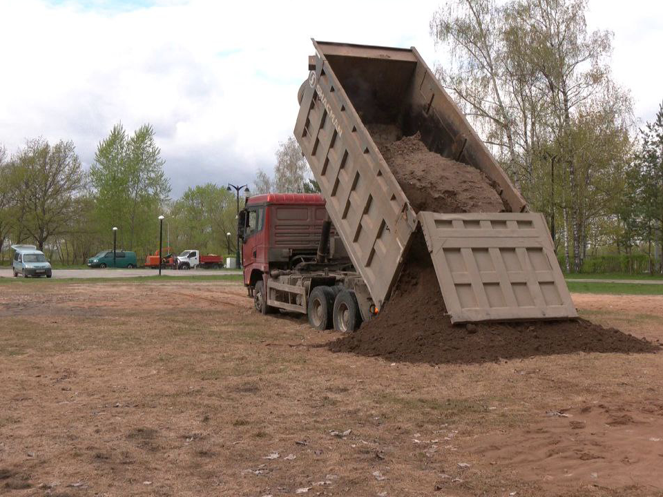 В Дубне началось восстановление Молодежной поляны после демонтажа катка