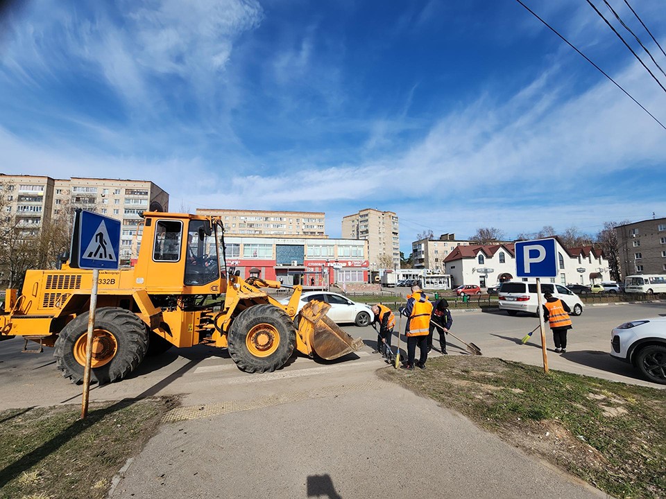 На Октябрьской подмели тротуары и убрали грязь с дорог