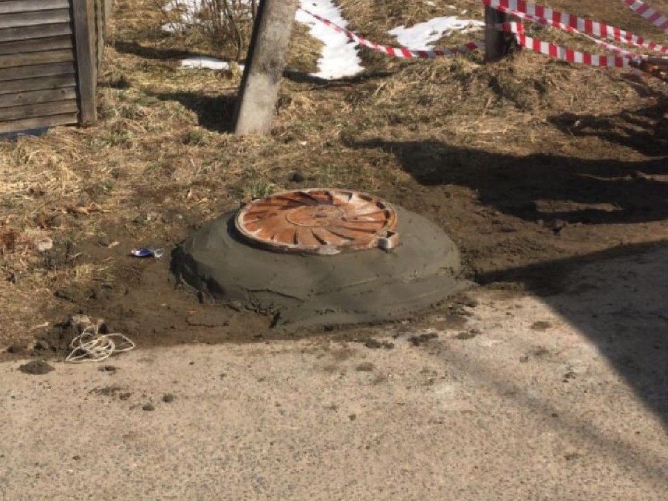 Поврежденную большегрузами крышку люка восстановили в Снегирях