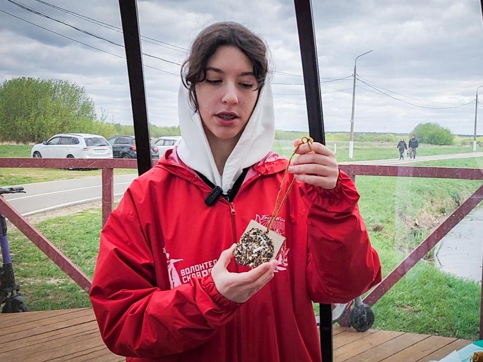 На волонтерском мастер-классе бронничан научили делать эко-кормушки для птиц