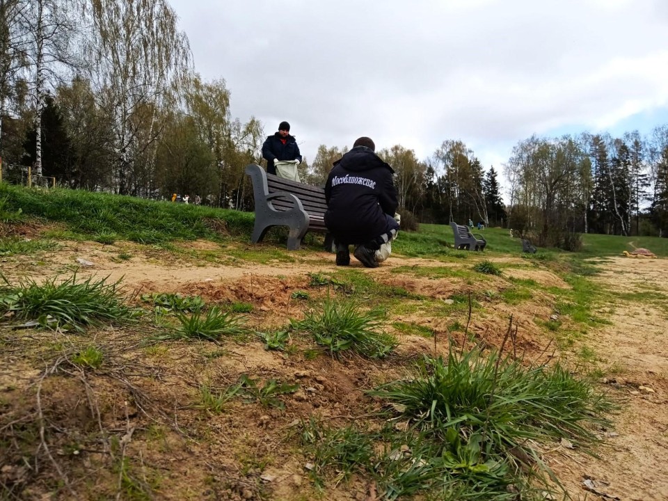 Подмосковные спасатели приняли участие в массовых городских субботниках