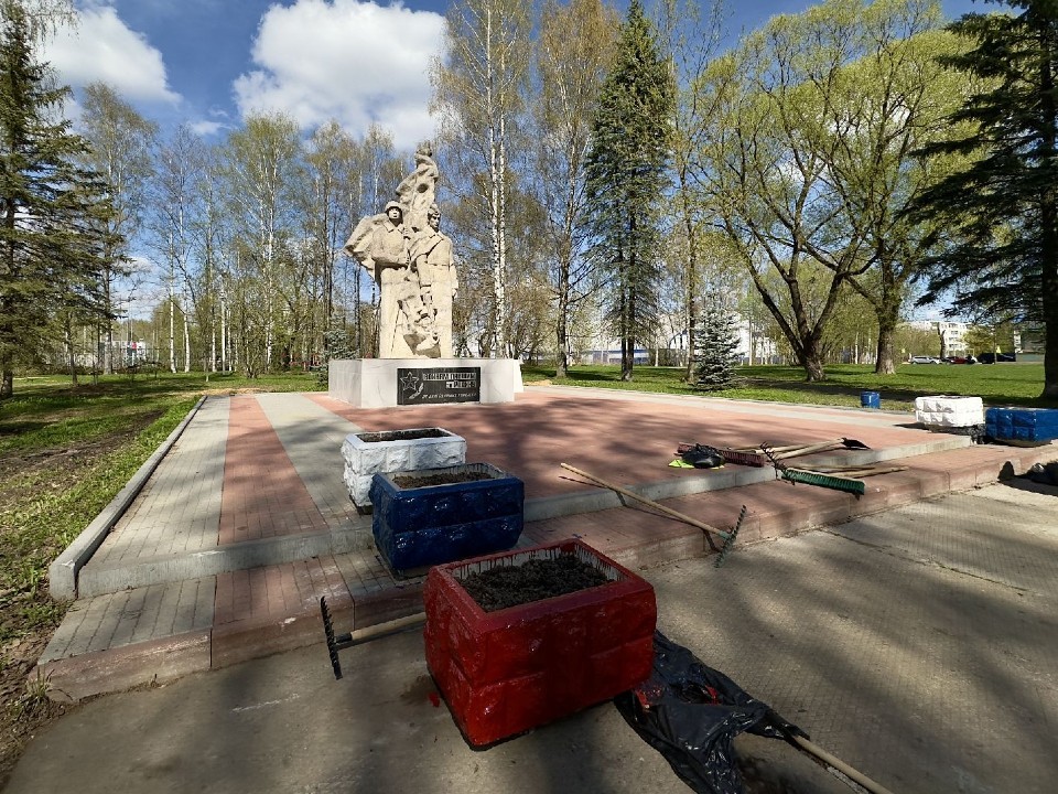 Парк Победы в Хотькове подметают, моют и красят перед летним сезоном