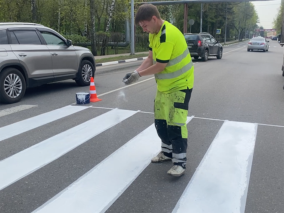 Во Власихе меняют дорожную разметку с применением холодного пластика