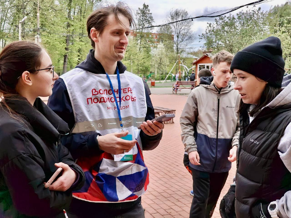 Волонтеры на улицах Павловского Посада помогают проголосовать за преображение зон отдыха