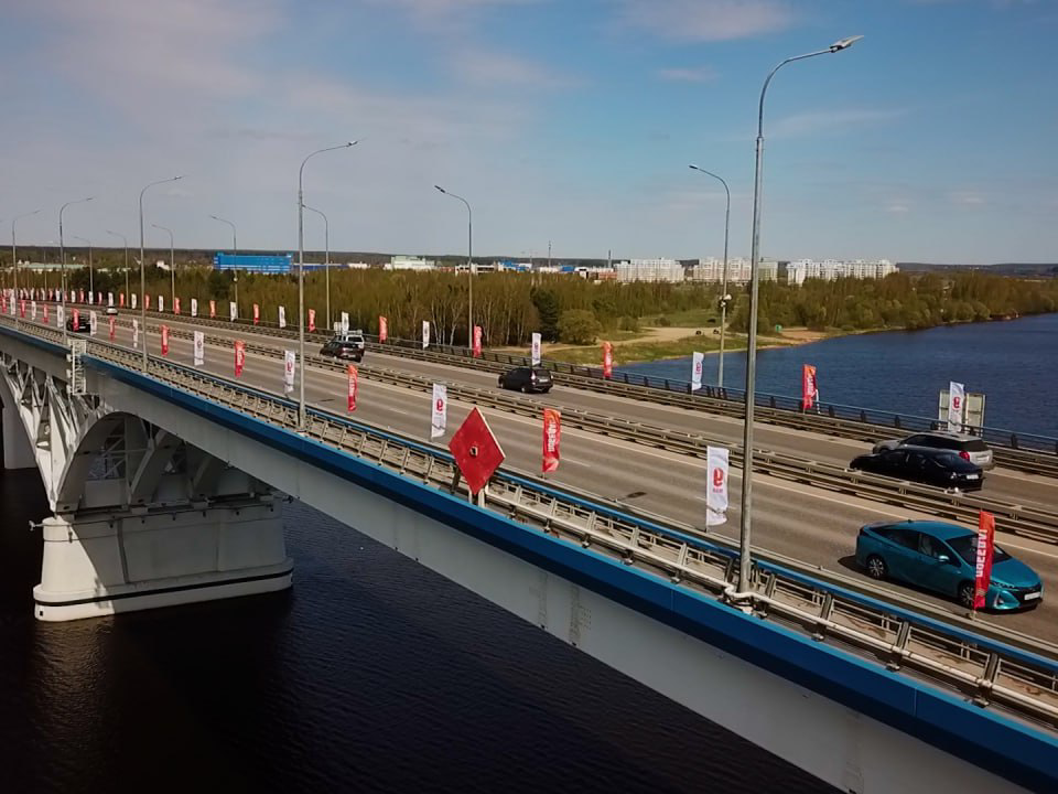 Праздничные флаги ко Дню Победы установили на мосту через Волгу в Дубне