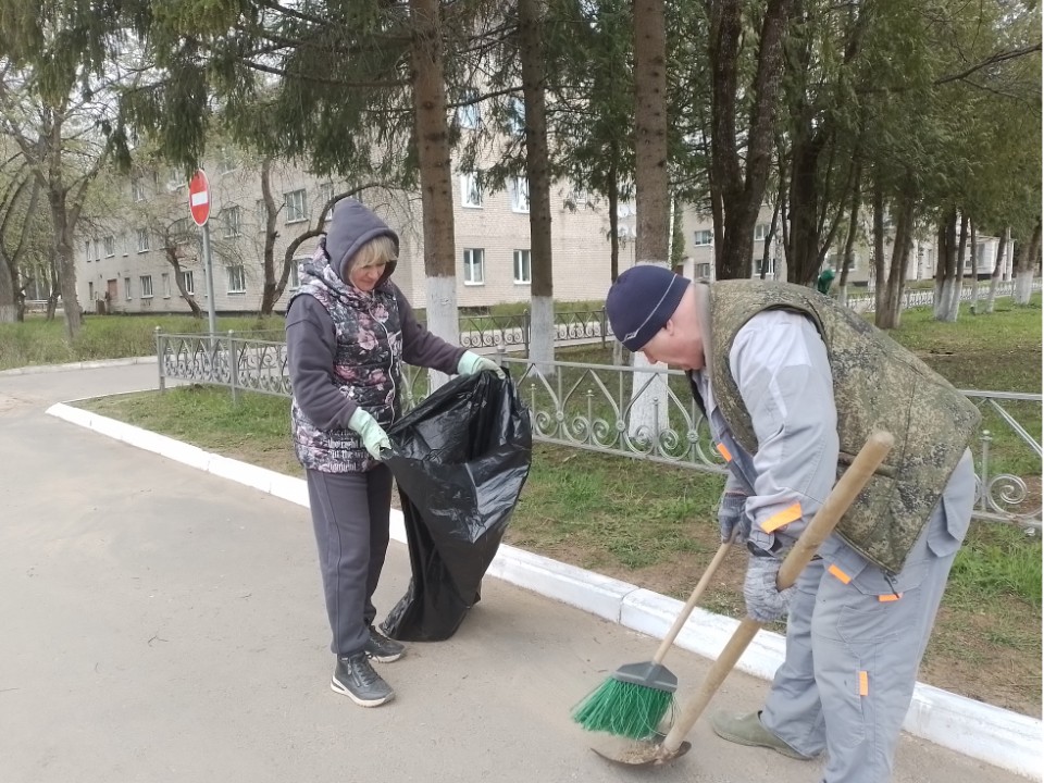 Жители Восхода навели чистоту на детских площадках, в скверах и дворах