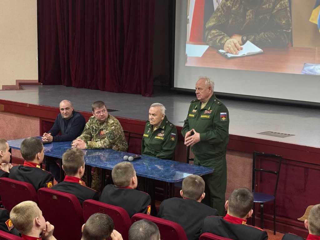Краснознаменские военные передали опыт тверским суворовцам