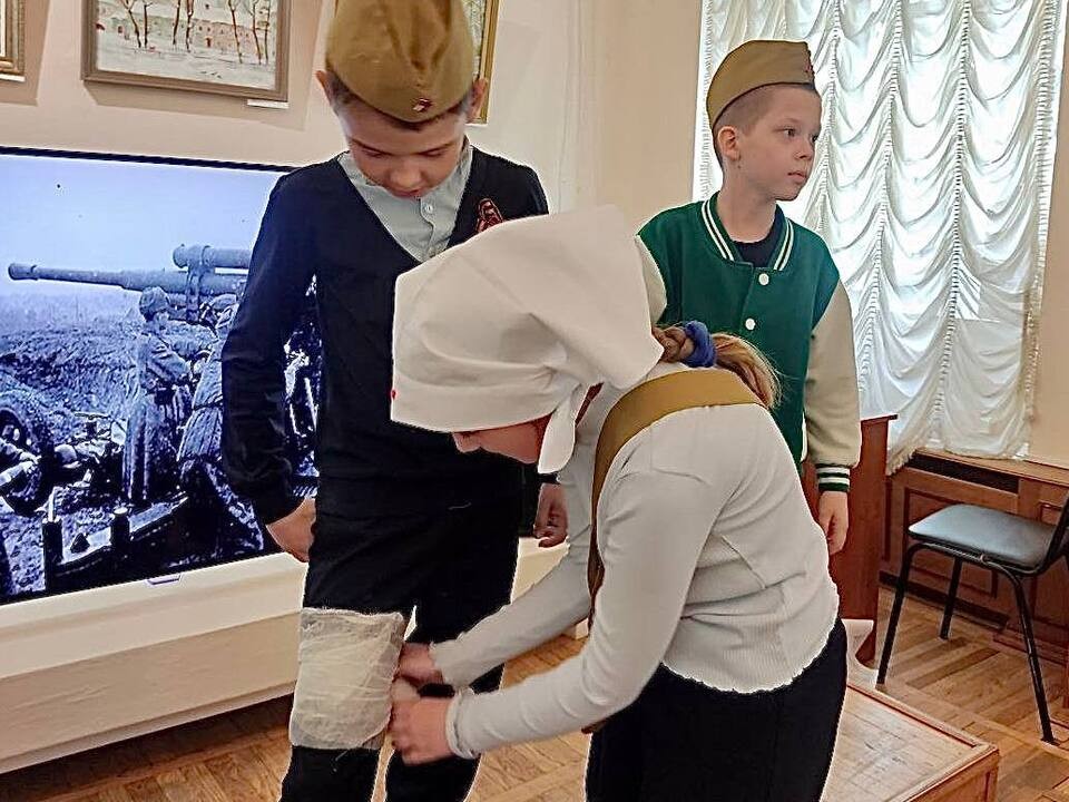 Перевязывали «раненых» и «собирали» ежи: каширские школьники окунулись в военные годы