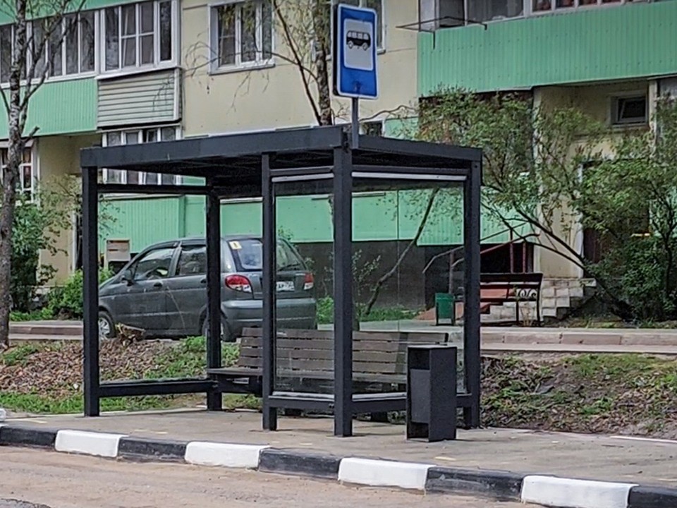 Мужчину, оставившего мусор на остановке в Волоколамске, могут оштрафовать