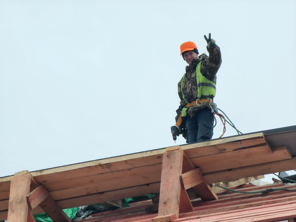 Активисты Лотошина обновили крышу Коноплевского ДК