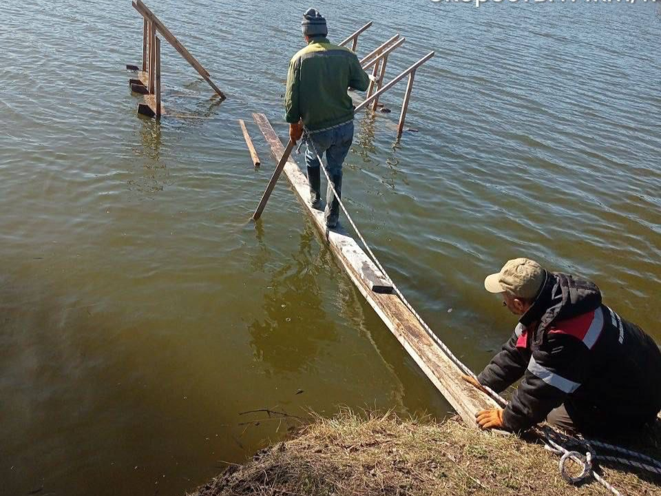 В лобненском микрорайоне Луговая разобрали мостки на пруду «Ирбис»