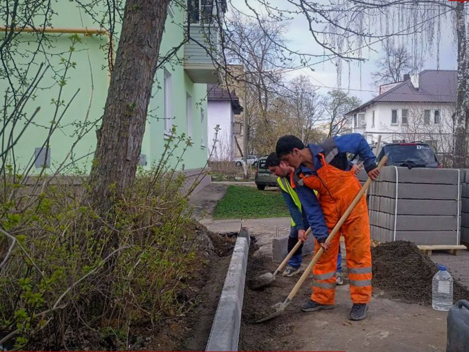 Во дворе на улице Чернышевского началась укладка асфальта и обустройство парковок