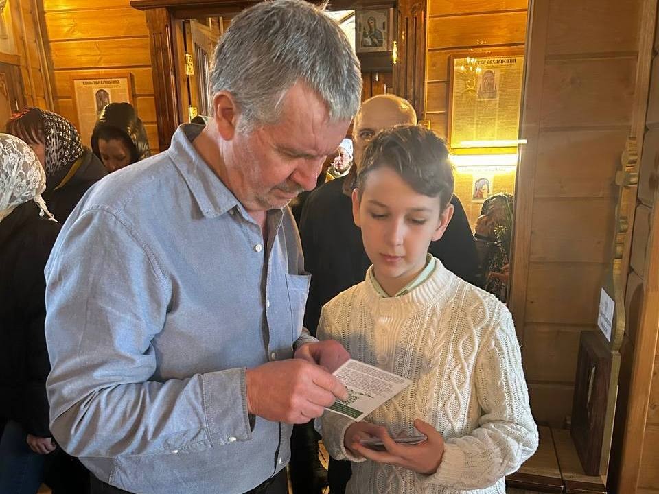 Молодежь в Мытищах помогает православным верующим подготовиться к Пасхе
